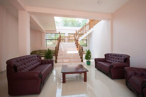 Lobby sitting area - roylanka inn (Udunuwara)