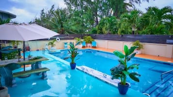 Hồ bơi ngoài trời, dù/ô trên bãi biển/hồ bơi, ghế dài tắm nắng