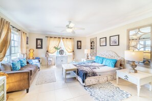 Quarto luxo, 1 cama Queen, vista para o jardim (Parisian Room) | Roupas de cama de algodão egípcio, camas com colchões pillow-top