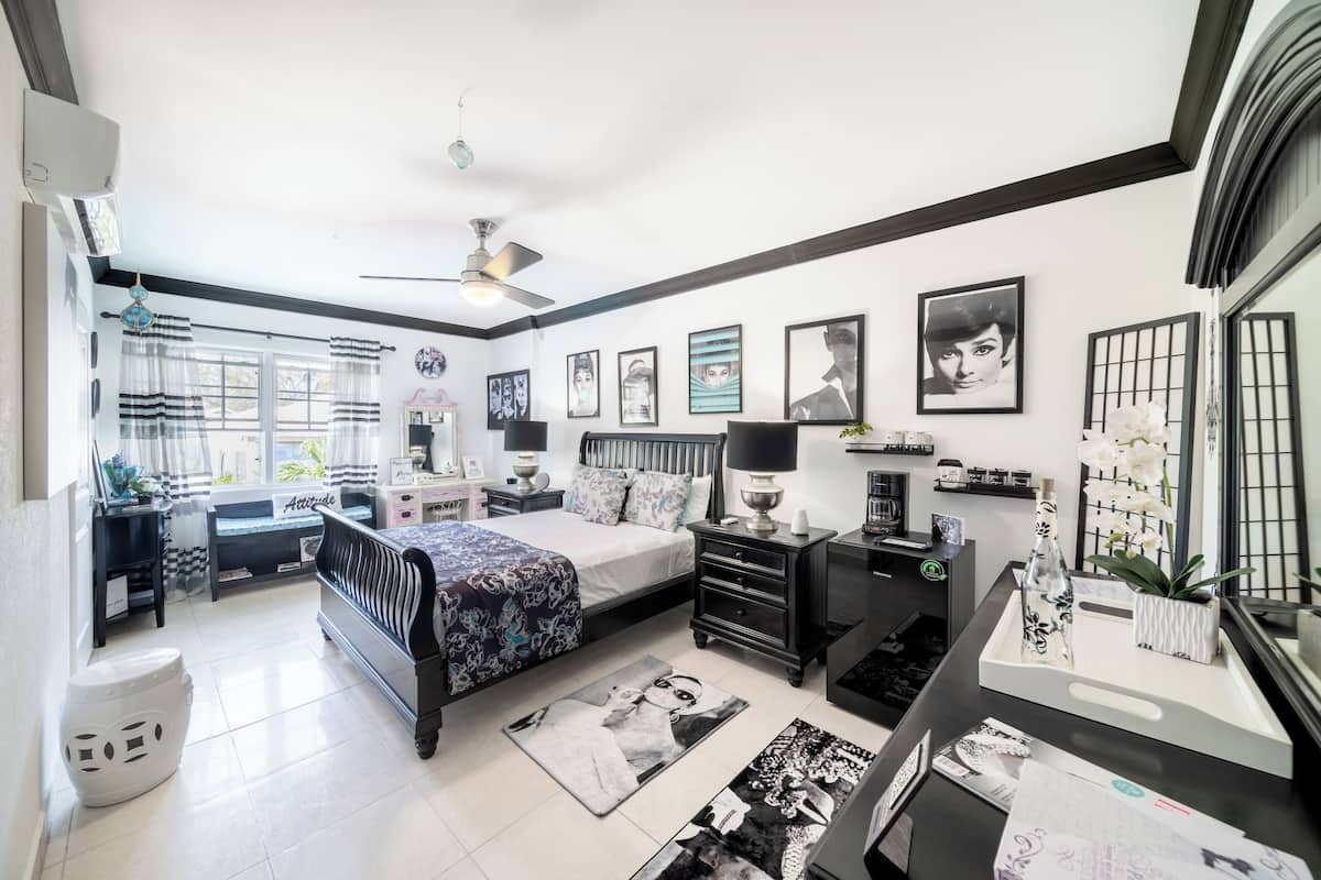 Classic Room, 1 Queen Bed, Pool View