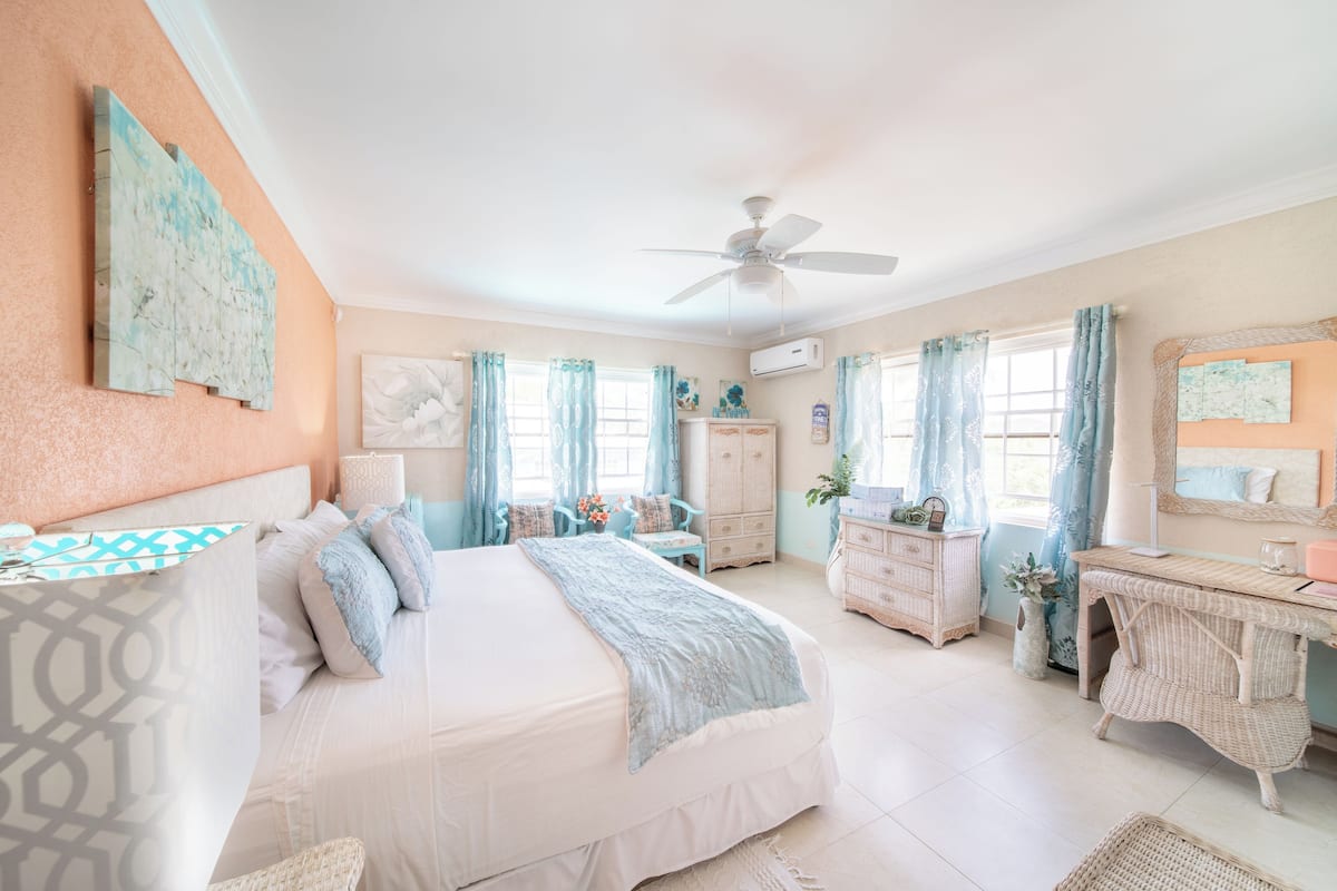 Deluxe Room, 1 King Bed (Tropical Room)