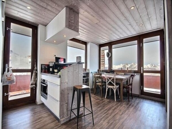 Kühlschrank, Mikrowelle, Ofen, Geschirrspüler