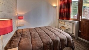 2 bedrooms, free WiFi - Renovated apartment for 6 with balcony, ski-in/ski-out (La Plagne)