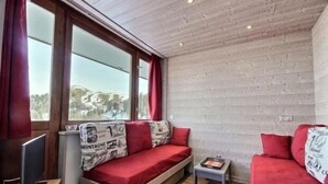TV, DVD player - Renovated apartment for 6 with balcony, ski-in/ski-out (La Plagne)