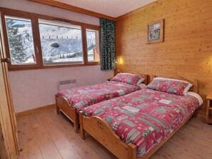 1 bedroom, bed sheets