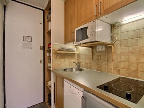 Een koelkast, een magnetron, een vaatwasser