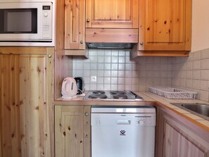 Cafetera y tetera, refrigerador, microondas y horno 