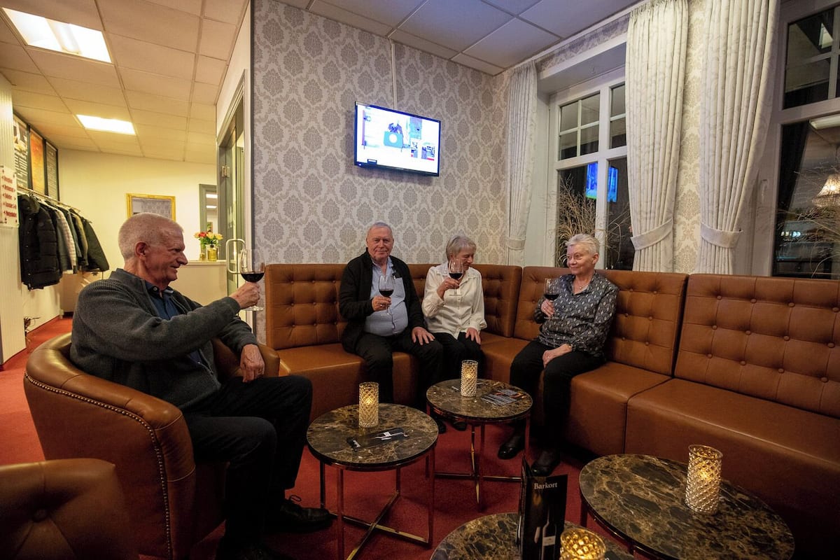 32-inch flat-screen tv with cable channels, tv