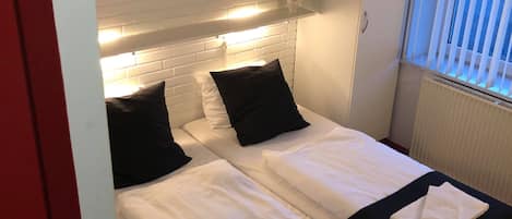 Decoración personalizada, escritorio y espacio para trabajar con laptop