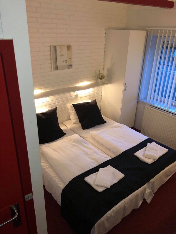 Habitación económica con 1 cama matrimonial o 2 individuales, 2 camas individuales | Decoración personalizada, escritorio y espacio para trabajar con laptop 