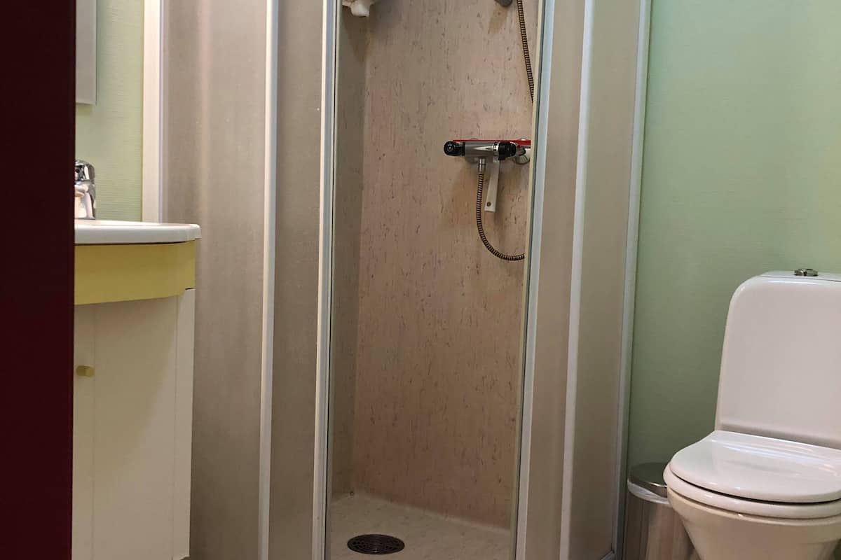 economy double or twin room, 2 single beds | bathroom shower