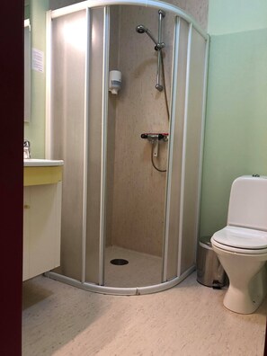 Habitación económica con 1 cama matrimonial o 2 individuales, 2 camas individuales | Regadera en el baño