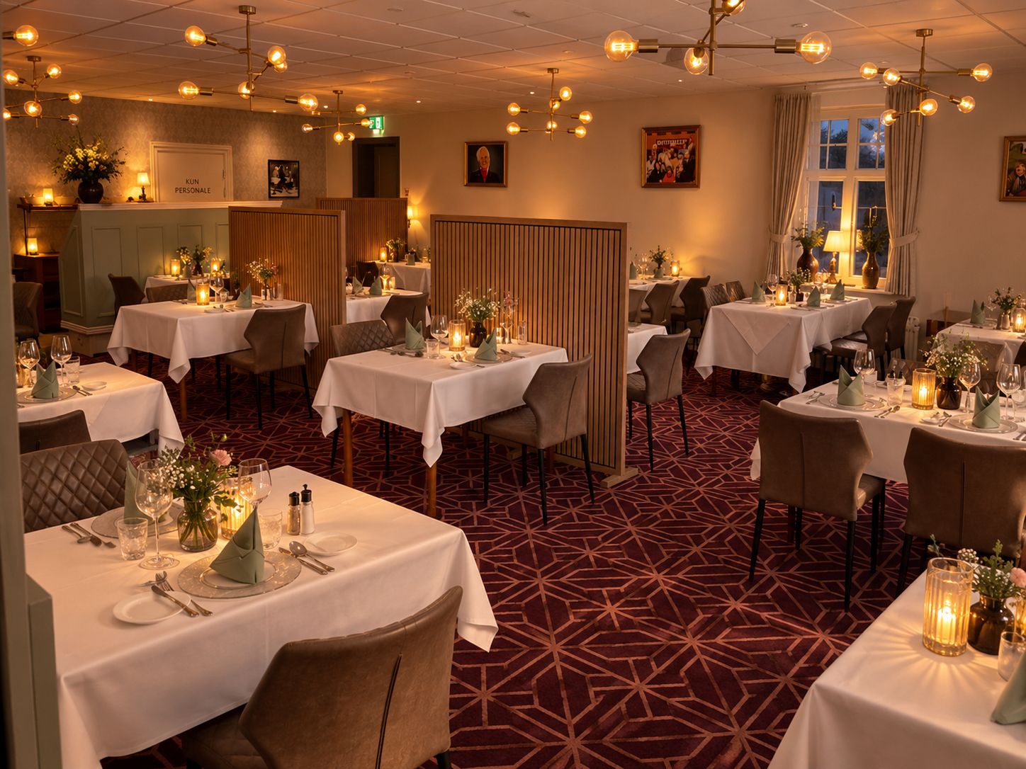 Een restaurant met meerdere tafels gedekt voor diners, elk met witte tafelkleden en kaarsen als decoratie.