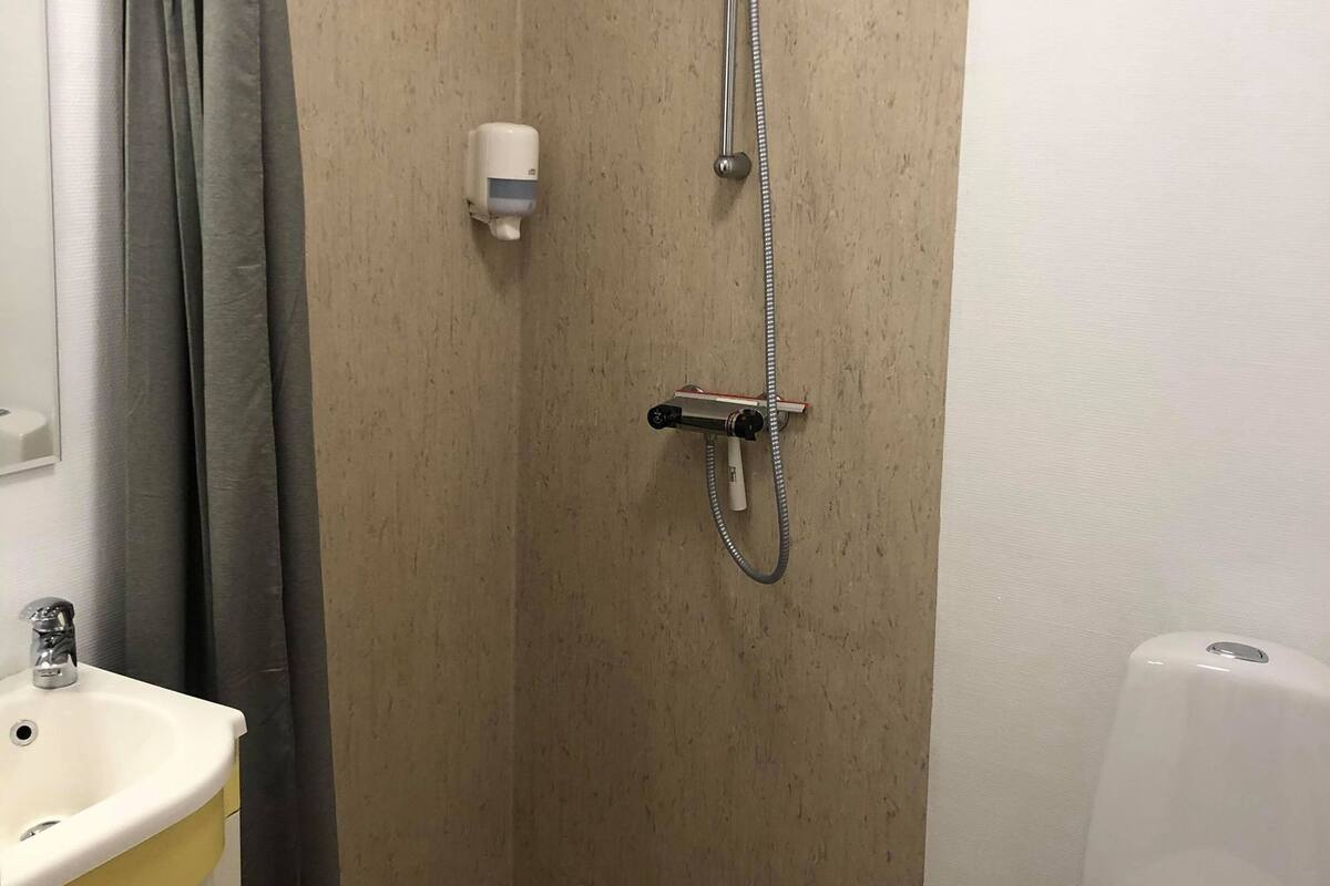 Habitación básica doble, 2 camas individuales | Baño | Regadera, secadora de cabello, toallas