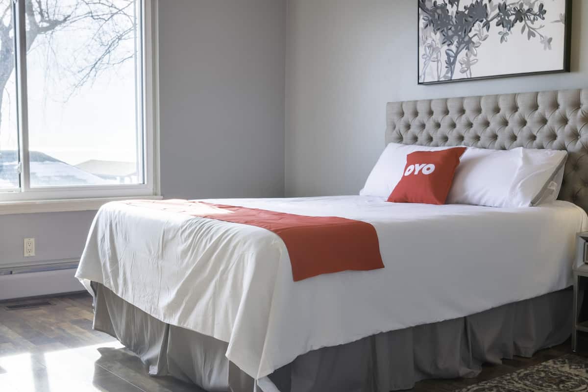 Queen bed Lakefront house with 2 twin bed & futon with kitchen | Free WiFi