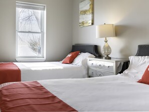 2 Queen bed Lakefront Cottage house & futon with kitchen | Free WiFi