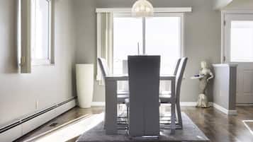 Queen bed Lakefront house with 2 twin bed & futon with kitchen | Room amenity