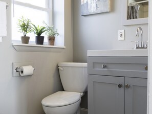 2 Queen bed Lakefront Cottage house & futon with kitchen | Bathroom | Free toiletries, hair dryer, towels