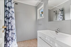 Standard House, Multiple Beds, Non Smoking | Bathroom | Shower, free toiletries, hair dryer - Larkollen vacation house (Moss)