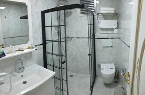 Habitación Deluxe | Baño | Regadera, regadera tipo lluvia, amenidades de baño gratuitas