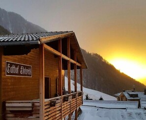 Ein Holzhaus mit einem Schild, auf dem 