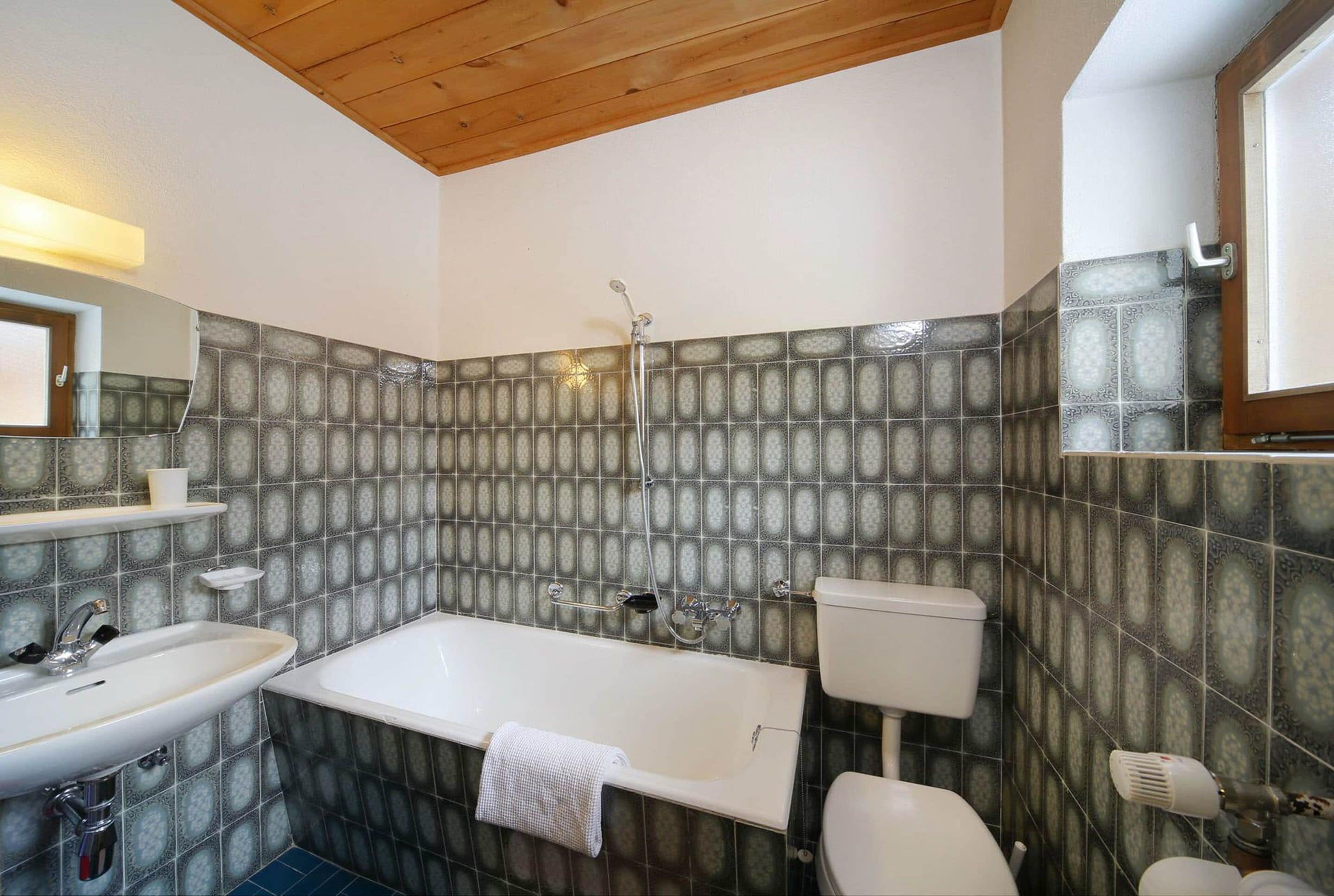 quadruple room, multiple beds, non smoking | bathroom | towels