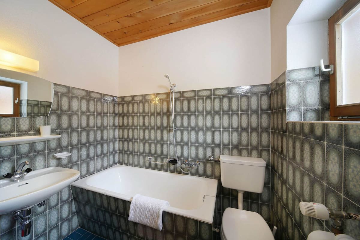 quadruple room, multiple beds, non smoking | bathroom | towels