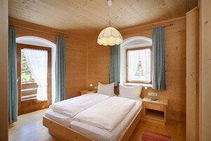 Quadruple Room, Multiple Beds, Non Smoking | Desk, soundproofing, bed sheets