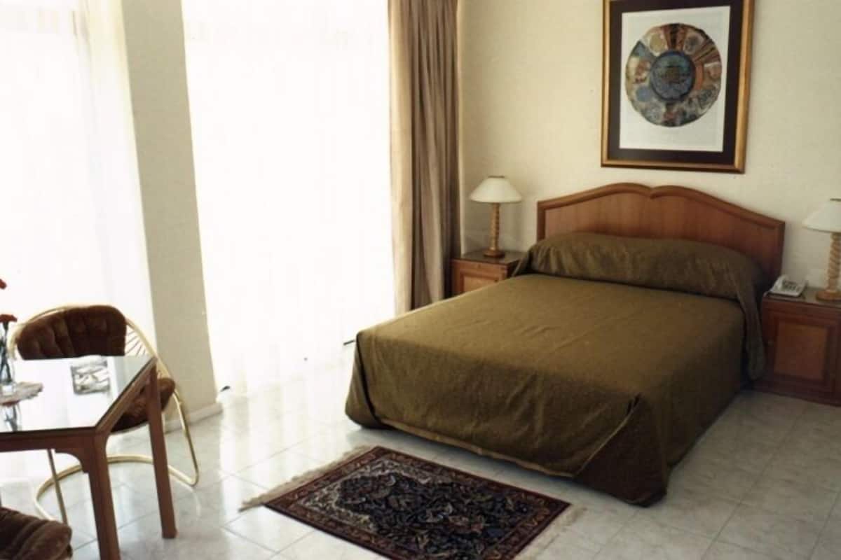 Standard Room, 1 Queen Bed