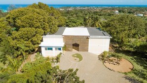 A modern house with a large garden, a Zen garden, and a view of the ocean. - B&B El Mirador al Mar (Sosúa)