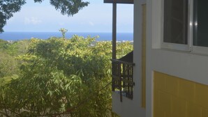 A balcony with a view of the ocean and dense foliage. - B&B El Mirador al Mar (Sosúa)