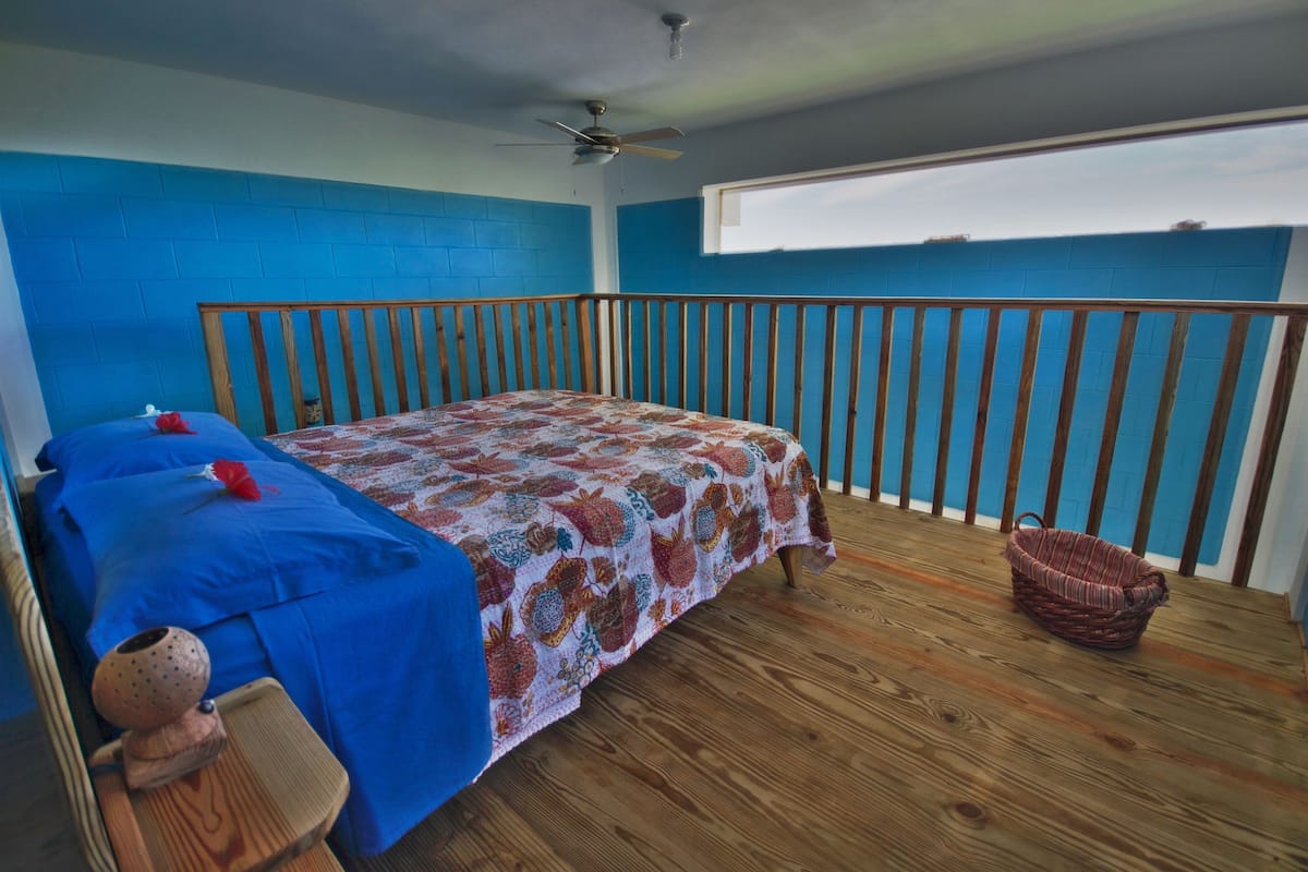 Camera panoramica, 1 letto queen con divano letto, fumatori, vista oceano | 2 camere, biancheria da letto di alta qualità, minibar
