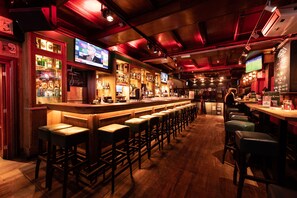 Serves breakfast, lunch, and dinner - Durty Nelly's - Hostel (Amsterdam)