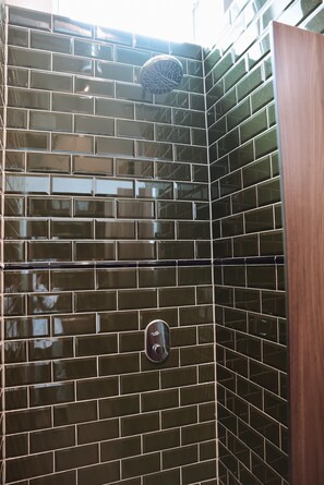 Capsule Bed in Shared Dormitory | Salle de bain | Douche, articles de toilette (gratuits), séchoir à cheveux