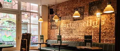 Serve café da manhã, almoço e jantar