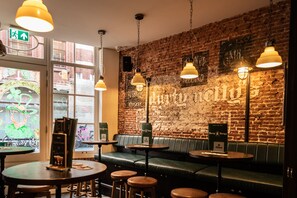 Serves breakfast, lunch, and dinner - Durty Nelly's - Hostel (Amsterdam)