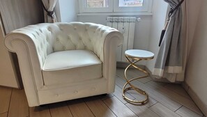 Rom – comfort, 1 queensize-seng, eget bad | 1 soverom, dundyner, safe på rommet og skrivebord