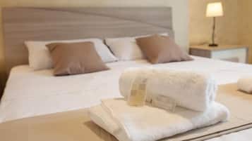1 dormitorio, edredones de plumas, caja fuerte y escritorio