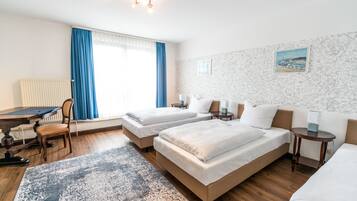 Basic-værelse til 3 personer | Individuelt design, individuel indretning, skrivebord