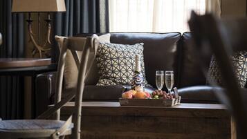 Luxury Suite, 1 King Bed with Sofa bed | Living area