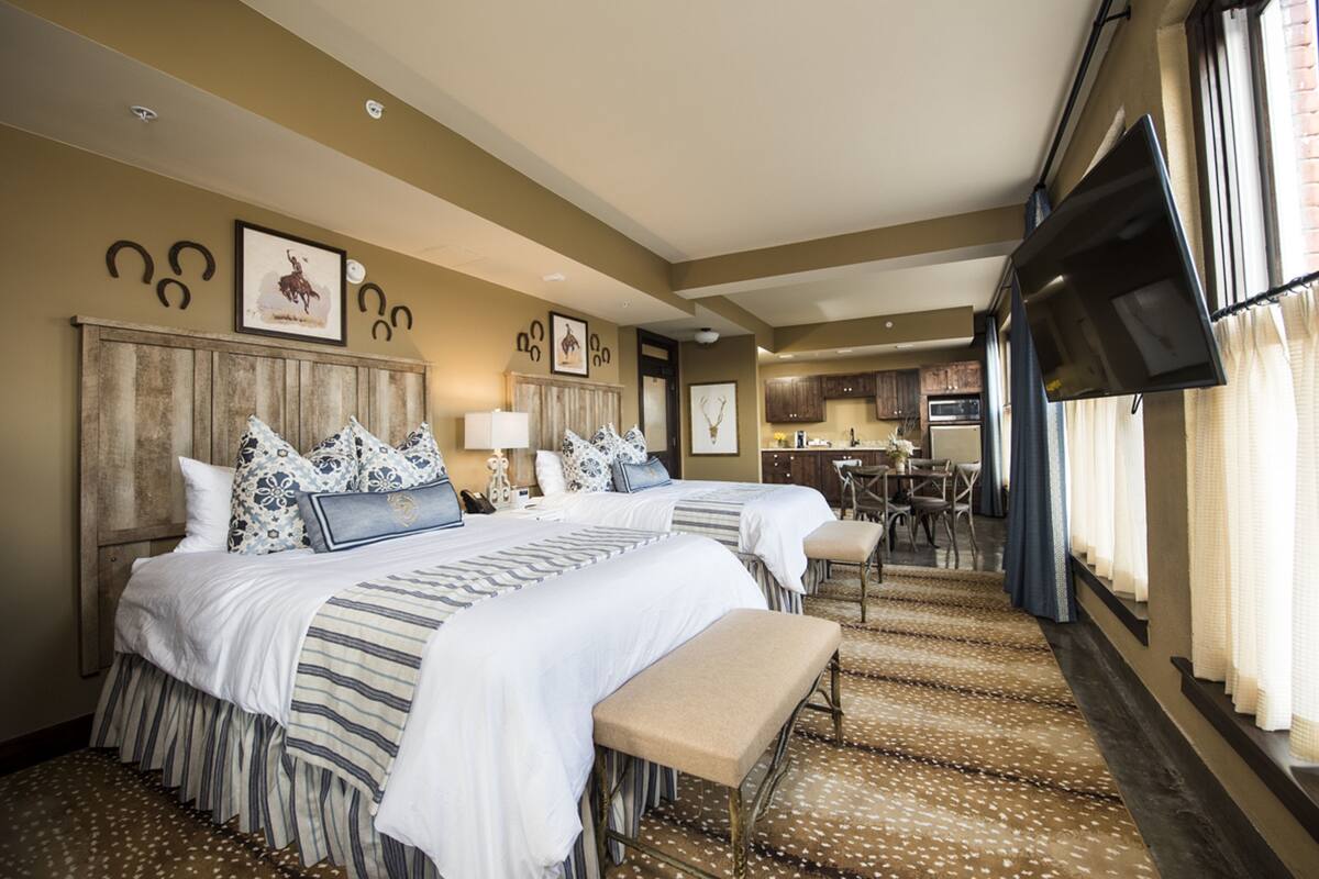 luxury double room, 2 queen beds, accessible, non smoking | private kitchen | coffee/tea maker