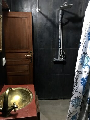 Chuveiro, produtos de toalete grátis, toalhas de banho 