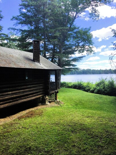 The Love Nest - a Cozy Lakefront Log Cabin