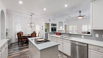 Jääkaappi, mikroaaltouuni, uuni, liesi