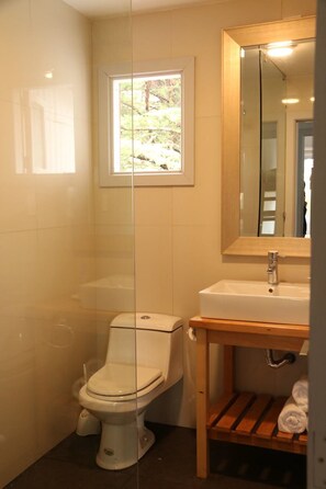 Een douche, gratis toiletartikelen, handdoeken