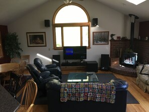 Smart TV, DVD player, table football, ping pong