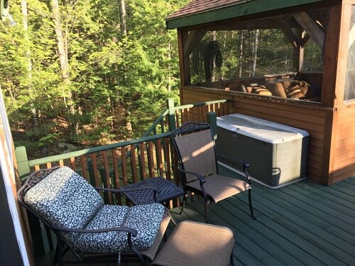 Lake Winni, walk to the beach, boat ramp, 3 acres, pool table, firepit, canoe