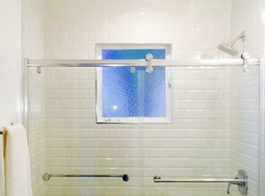 Een douche, een haardroger, handdoeken, zeep