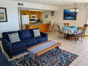 Flatskjerm-TV, DVD-spiller og bøker