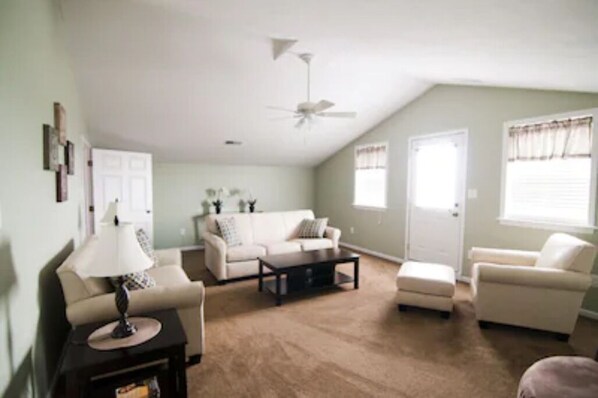 TV, DVD player, livros, videoteca